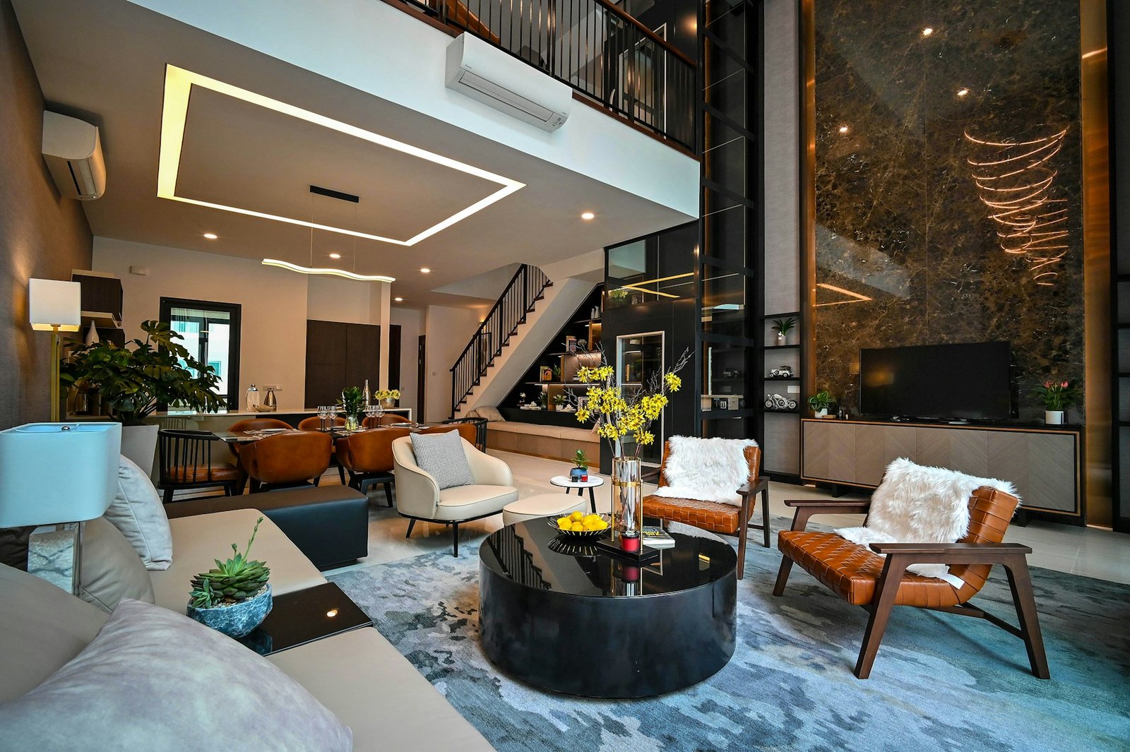 Interior contemporáneo con sala de estar y comedor